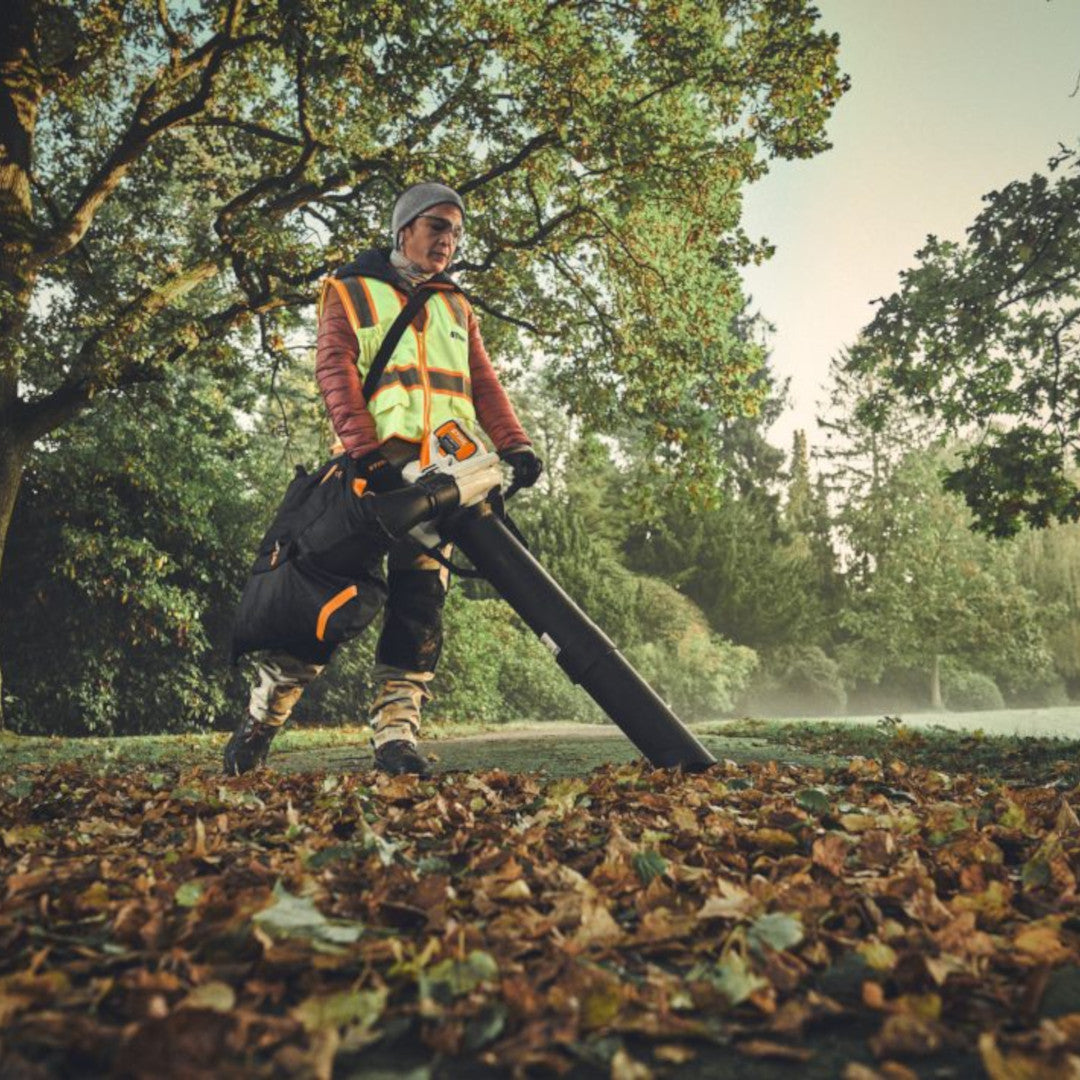 homme utilisant sha140 aspirateur feuilles