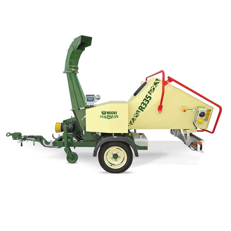 broyeur de branches thermique sur remorque NEGRI R380