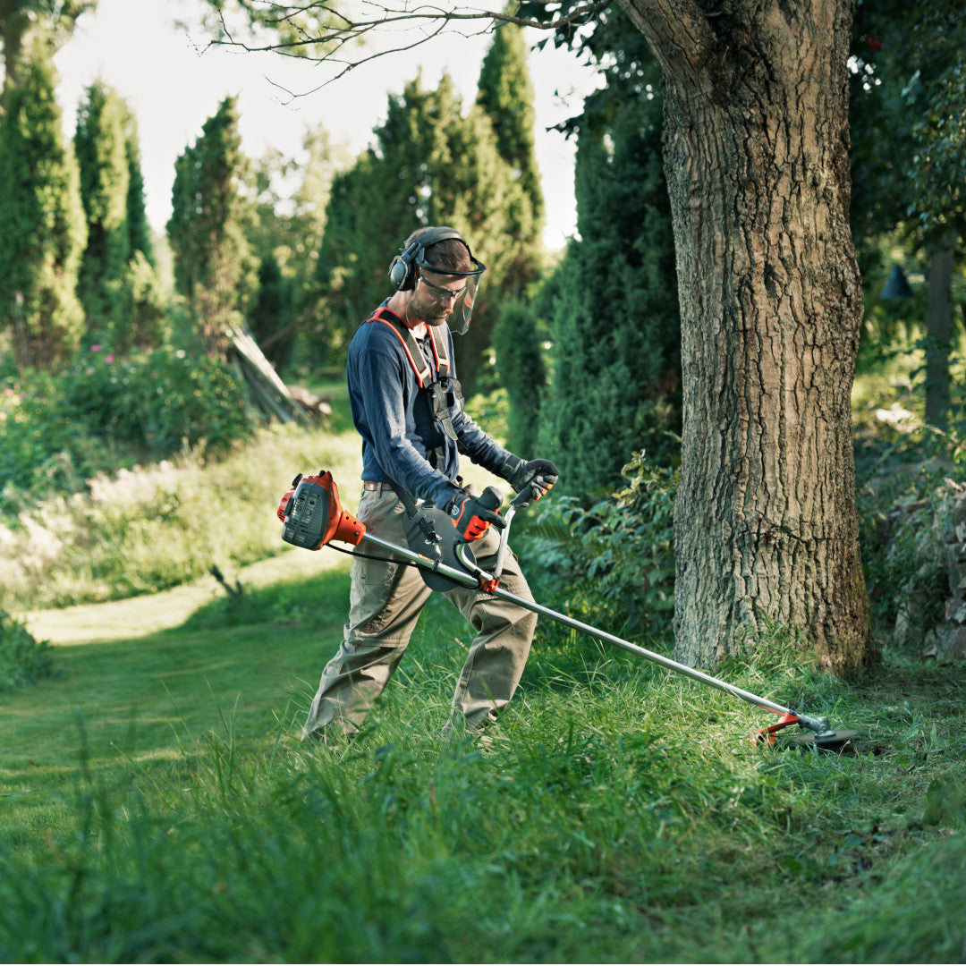 homme débroussaillant pelouse avec 122r