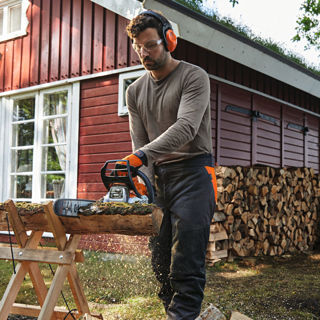 Homme utilisant la tronçonneuse STIHL MS 172