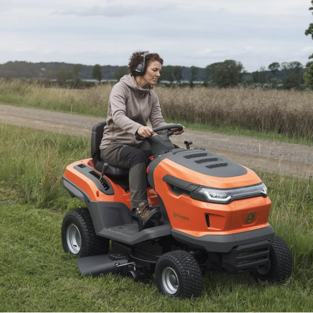 femme utilise autoportee husqvarna ts215t